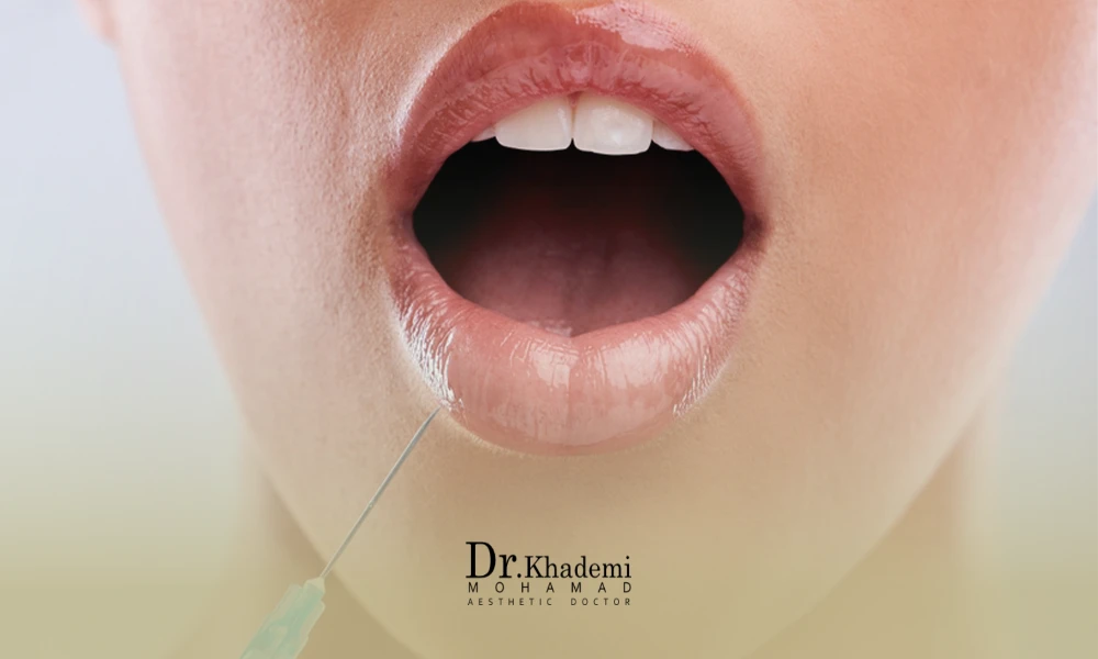 خانمی در حال ترسیدن از عوارض تزریق فیلر لب