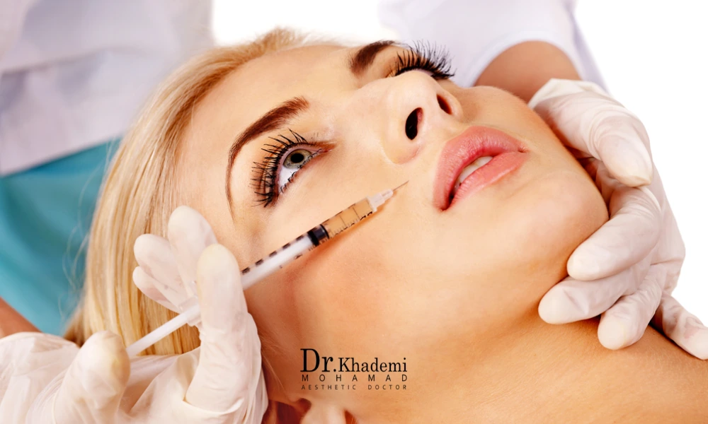 متقاضی خانم در حال تزریق بوتاکس به ناحیه خط لبخند |  اقدامات قبل از بوتاکس