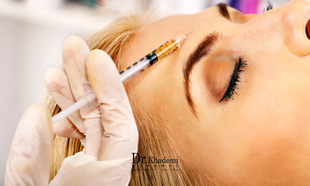 خانمی که اقدامات قبل از بوتاکس را انجام داده و در حال تزریق بوتاکس است