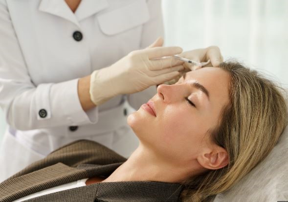 تزریق فیلر-انواع روش‌های لیفت صورت بدون جراحی-دکتر خادمی