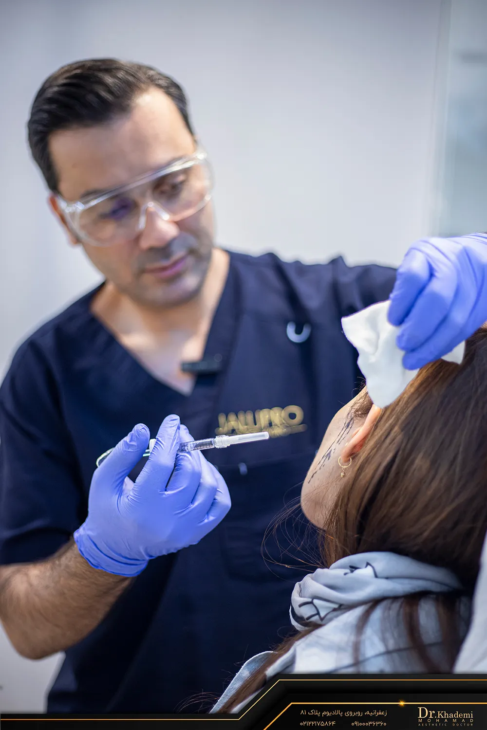 دکتر خادمی در حال تزریق فیلر به صورت خانم