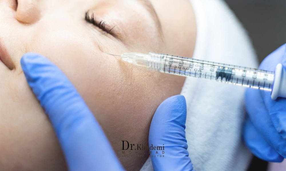 زیباجوی خانم با چشم های بسته در حال دریافت فیلر زیر چشم | کوچک شدن چشم با فیلر