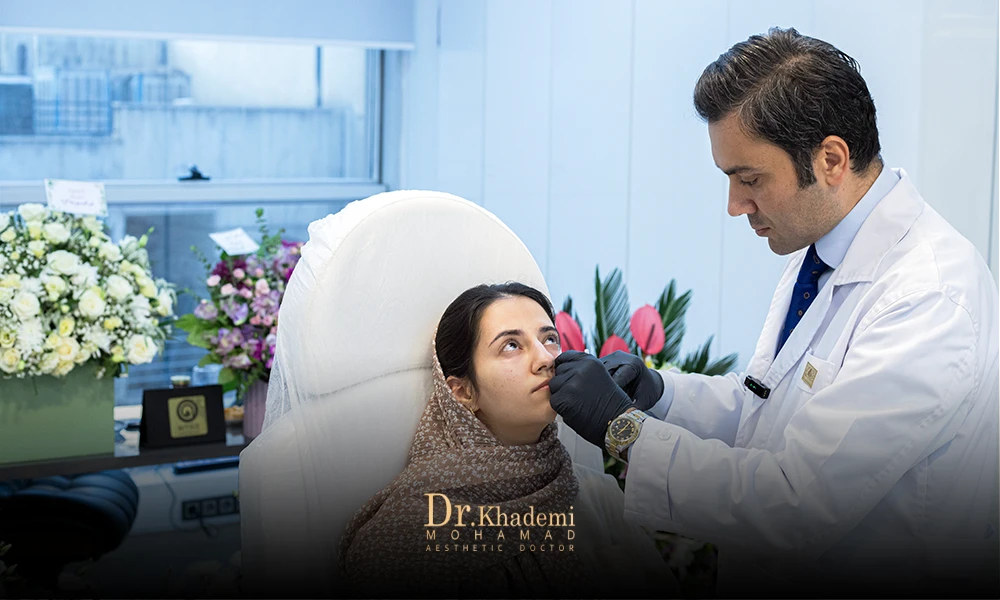 دکتر در مطب در حال تزریق ژل به یک خانم جوان است - هزینه تزریق ژل